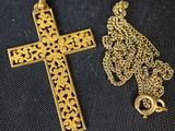 une croix en or et une chaîne en or sur fond noir