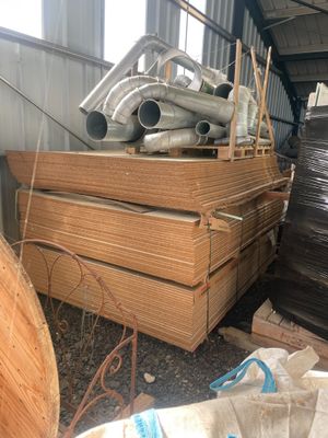 un tas de bois entreposé dans un entrepôt