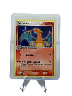 un gros plan d'une carte pokemon avec un dragon dessus