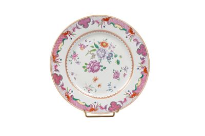 l'image d'une assiette ornée d'un motif floral