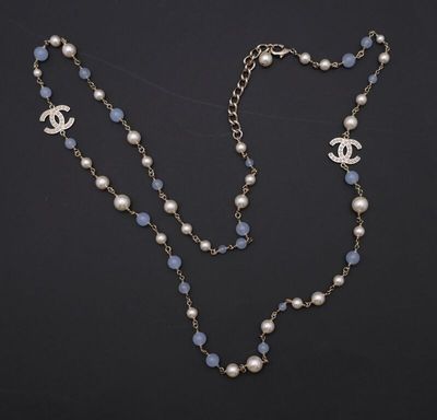 un gros plan d'un collier de perles sur fond noir