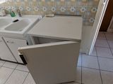 une machine à laver et un sèche-linge blancs dans une pièce