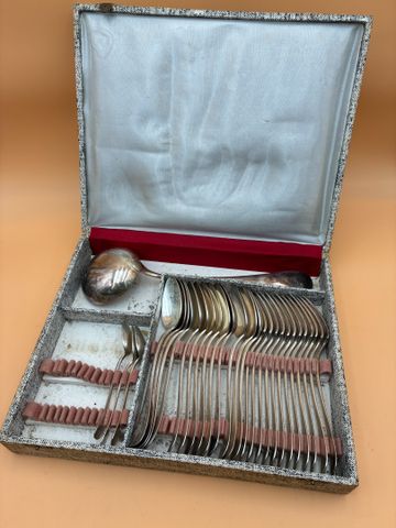 Christofle : partie de ménagère comprenant 12 fourchettes, 13 cui