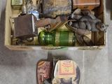 une boîte remplie d'objets hétéroclites posée sur le sol