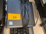 tout un équipement informatique posé sur un bureau, avec un clavier et une souris