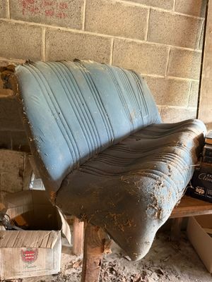 une chaise qui a été laissée dans une pièce