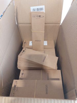 une boîte en carton remplie de boîtes et de papiers