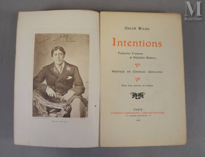un vieux livre avec la photo d'un homme en costume-cravate