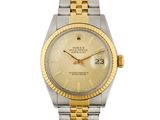 une montre Rolex pour femme avec un bracelet bicolore