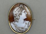 une image représentant une femme vêtue d'une robe blanche et marron