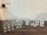 beaucoup de verres à vin sur la table