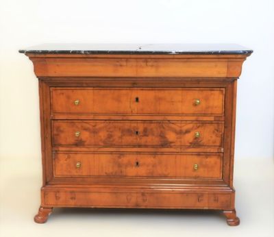 une commode ancienne avec un plateau en marbre sur fond blanc