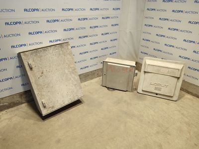 deux boîtes posées sur le sol l'une à côté de l'autre