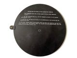 un disque noir portant une description, posé sur une surface blanche