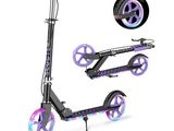 un scooter violet et noir avec des roues, des roues et encore des roues