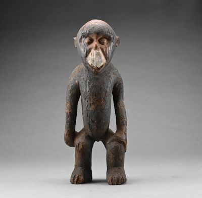 une vieille figurine en bois représentant un singe barbu
