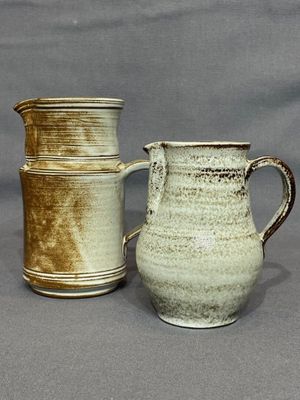 Roger COLLET (1933-2008) Réunion de 2 pichets en céramique é…