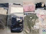 un tas de vêtements posés sur une table