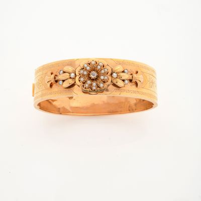 Gros plan sur une bague en or ornée de diamants