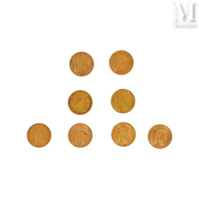 Plusieurs pièces d'or sont disposées en triangle sur un fond blanc