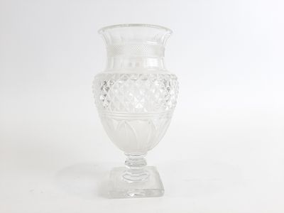 un vase en verre posé sur une surface blanche