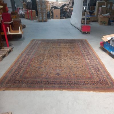 un grand tapis posé à même le sol dans un entrepôt