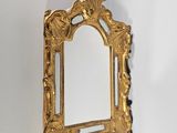 un miroir doré accroché au mur d'une pièce