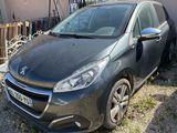 La voiture est garée devant une maison dont la porte est cassée.