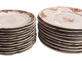 beaucoup d'assiettes empilées les unes sur les autres