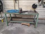 un établi avec des outils dans un garage