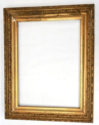 un cadre or antique sur fond blanc