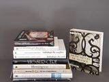 plusieurs livres sont empilés sur une table