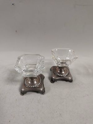 paire de bougeoirs plaqués argent avec des supports en verre