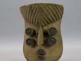 une image d'un masque en bois sur fond blanc