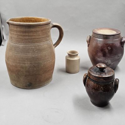 de nombreux vases et bocaux de toutes sortes sur la table