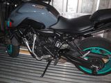 une moto qui est garée dans un garage