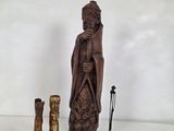 une statue représentant un homme et un chat côte à côte