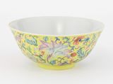 bol jaune et rose orné d'un motif floral sur fond blanc