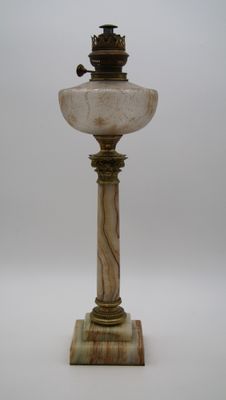 l'image d'une lampe posée sur une table