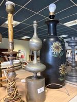 Lot de lampes et suspensions : vase noir à décor de fleurs m… (photo 4)