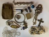 beaucoup de bijoux posés ensemble sur la table