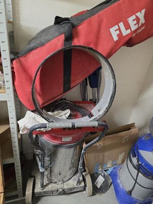 un sac rouge posé sur un aspirateur