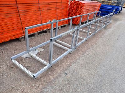 un rack métallique posé au milieu d'un parking