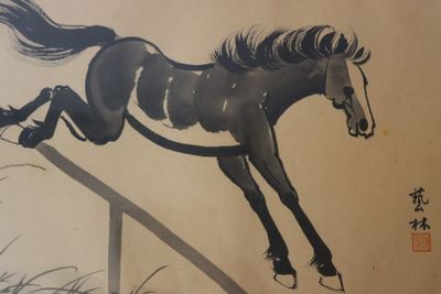 un tableau représentant un cheval en train de sauter par-dessus une clôture