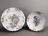 deux assiettes ornées de fleurs