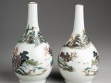 deux vases blancs ornés de motifs asiatiques, posés sur une table