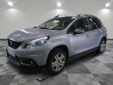 la voiture argentée est garée dans le garage sur un sol en damier