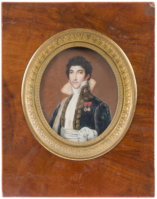 portrait d'un jeune homme en manteau noir et chemise blanche