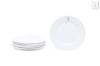 quatre assiettes blanches empilées les unes sur les autres