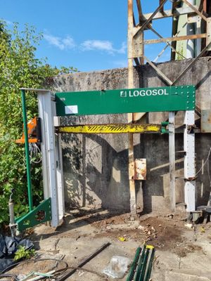 un panneau vert et blanc apposé sur le mur d'un immeuble